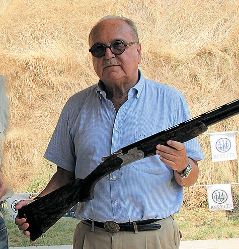 Глава компании Fabrica D'armi Pietro Beretta S.p.A синьор Уго Гуссалли Беретта
(Ugo Gussalli Beretta) демонстрирует новинку фирмы.
Автор фото: Федор Першин Глава компании Fabrica D'armi Pietro Beretta S.p.A синьор Уго Гуссалли Беретта
(Ugo Gussalli Beretta) демонстрирует новинку фирмы.
Автор фото: Федор Першин