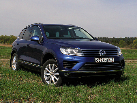 Нынешнее поколение VW Touareg можно назвать почти идеальным большим кроссовером для города. Мало кому придет в голову лезть на таком лощеном красавце в лесовозную глушь.