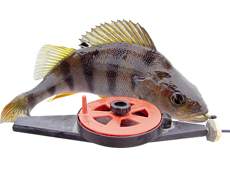 Компактный удильник с катушкой большого диаметра очень удобен для ходовой рыбалки.