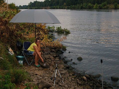 Для рыболовов выпускаются специальные зонты. Фото: Андрей Яншевский.