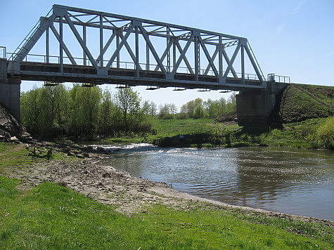 Этой снастью удобно ловить там, где речку можно перейти по мосту или вброд. Фото автора.