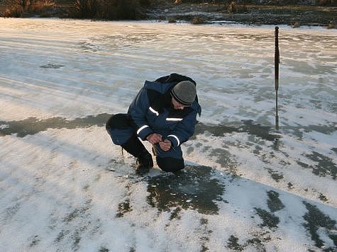 Монолитный прозрачные лед самый прочный. Фото: Михаил Бирюков.