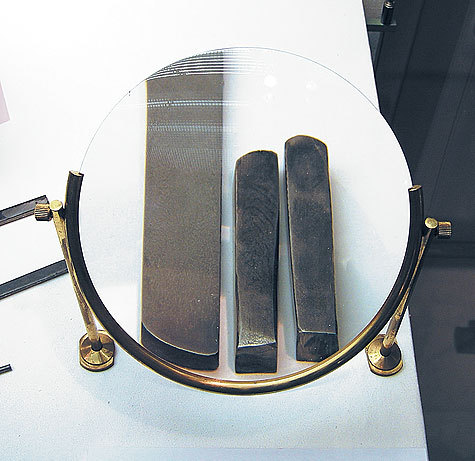 Изображение Булатные заготовки под лупой. фото: Вениамина Ольшанского 