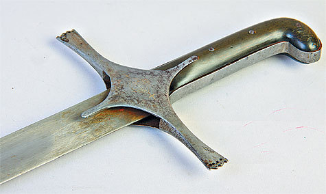 Изображение Булатная сабля иранской работы. Накладки на рукояти из рога буйвола. 