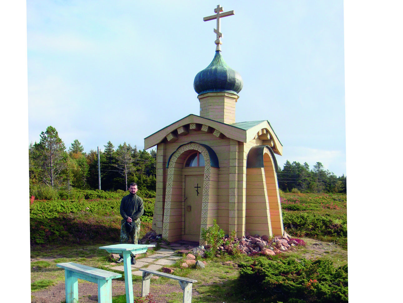 Изображение Часовня Безымянного Инока по дороге на реку Варзуга. Рыбаки останавливаются здесь, чтобы помолиться о хорошем улове. Фото автора.