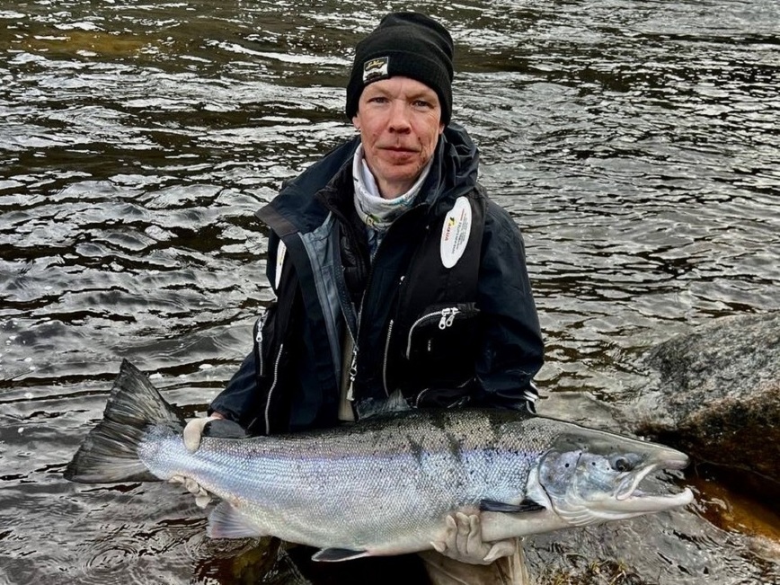 Изображение Очень опытный рыбак Сергей со своим 20-ти килограммовым трофеем. Фото: Шеляга Геннадия. 