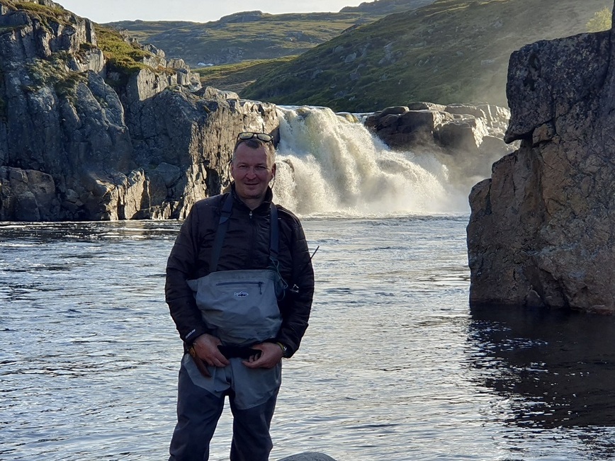 Изображение Водопад на реке Восточная Лица является непреодолимым препятствием для лосося, стремящегося уйти далеко вверх по течению. Фото: Шеляга Геннадия. 