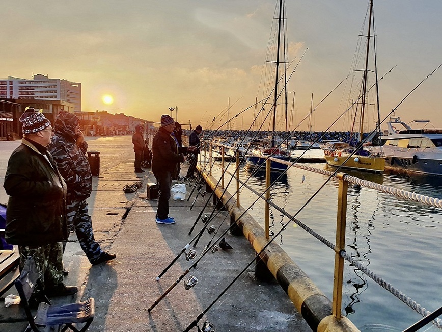 Изображение Раннее утро в адлерском порту – нужно непременно успеть занять место. Фото: Шеляга Геннадия.