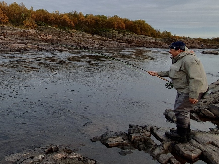 Изображение Вместо того, чтобы помочь товарищу взять лосося в подсачек, кое-кто занимается фотосессией, чтобы снять такие кадры. Фото: Шеляга Геннадия. 