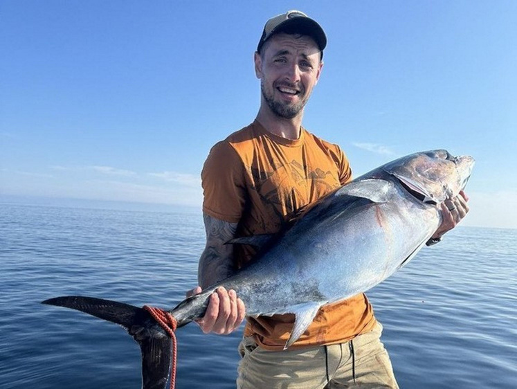 Изображение Боролся полчаса: житель Сахалина выловил в море тунца на 27 кг (фото)