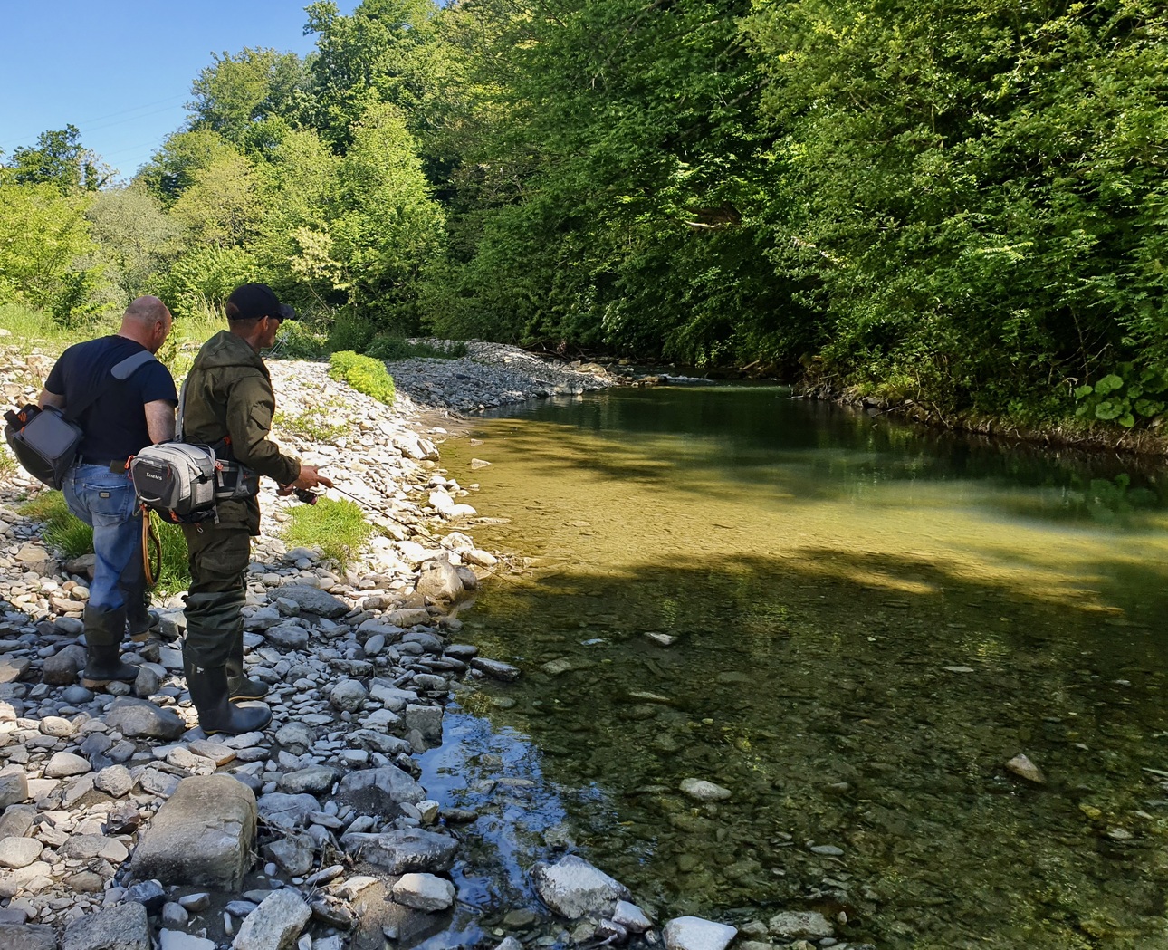 Изображение Чтобы ловить спиннингом на маленькой горной реке, нужно обладать очень хорошей техникой точных забросов. Фото: Шеляга Геннадия. 