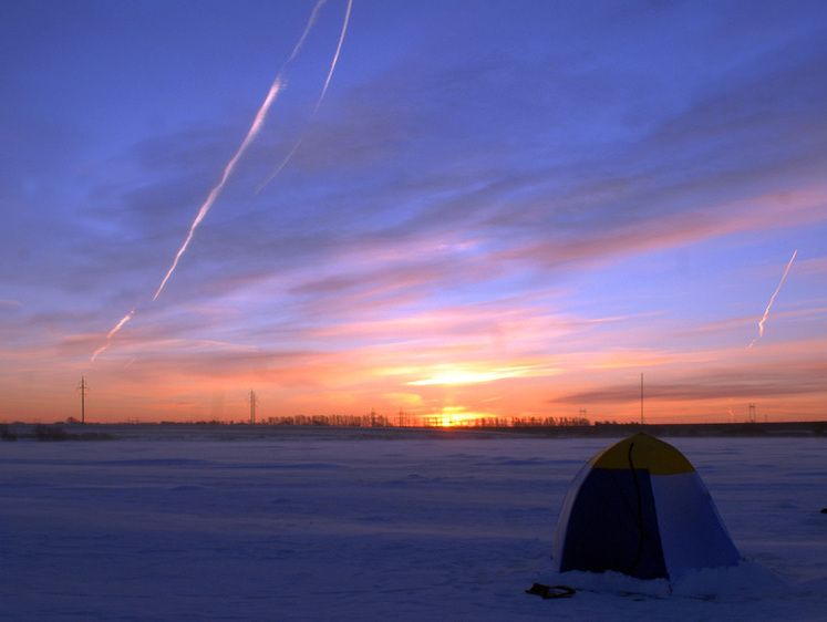 Изображение Пьяный водитель раздавил на берегу озера палатку вместе с рыбаком