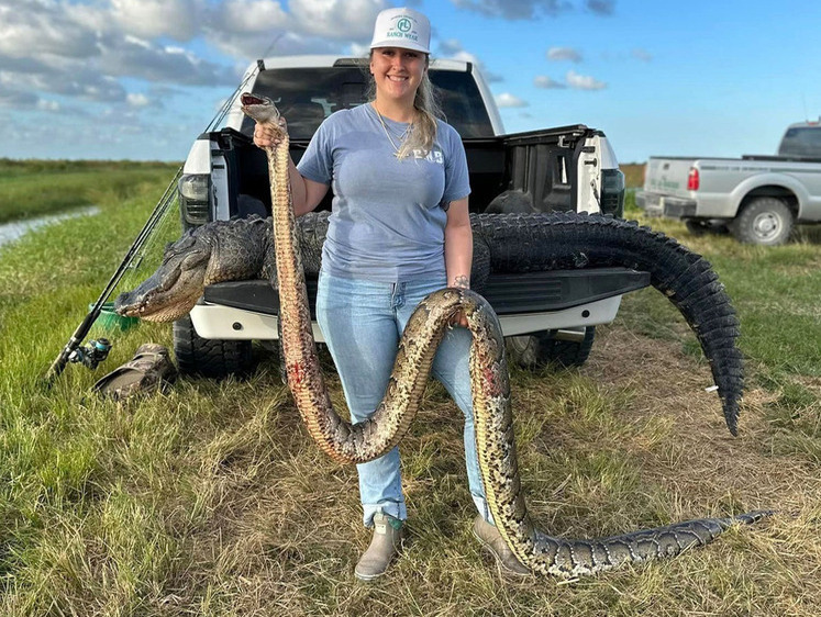 Изображение Женщина-охотник добыла во Флориде питона и аллигатора за один день