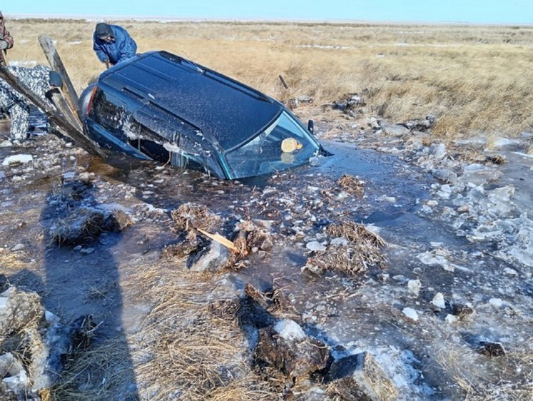 В Амурской области внедорожник рыбака провалился под лед (фото)