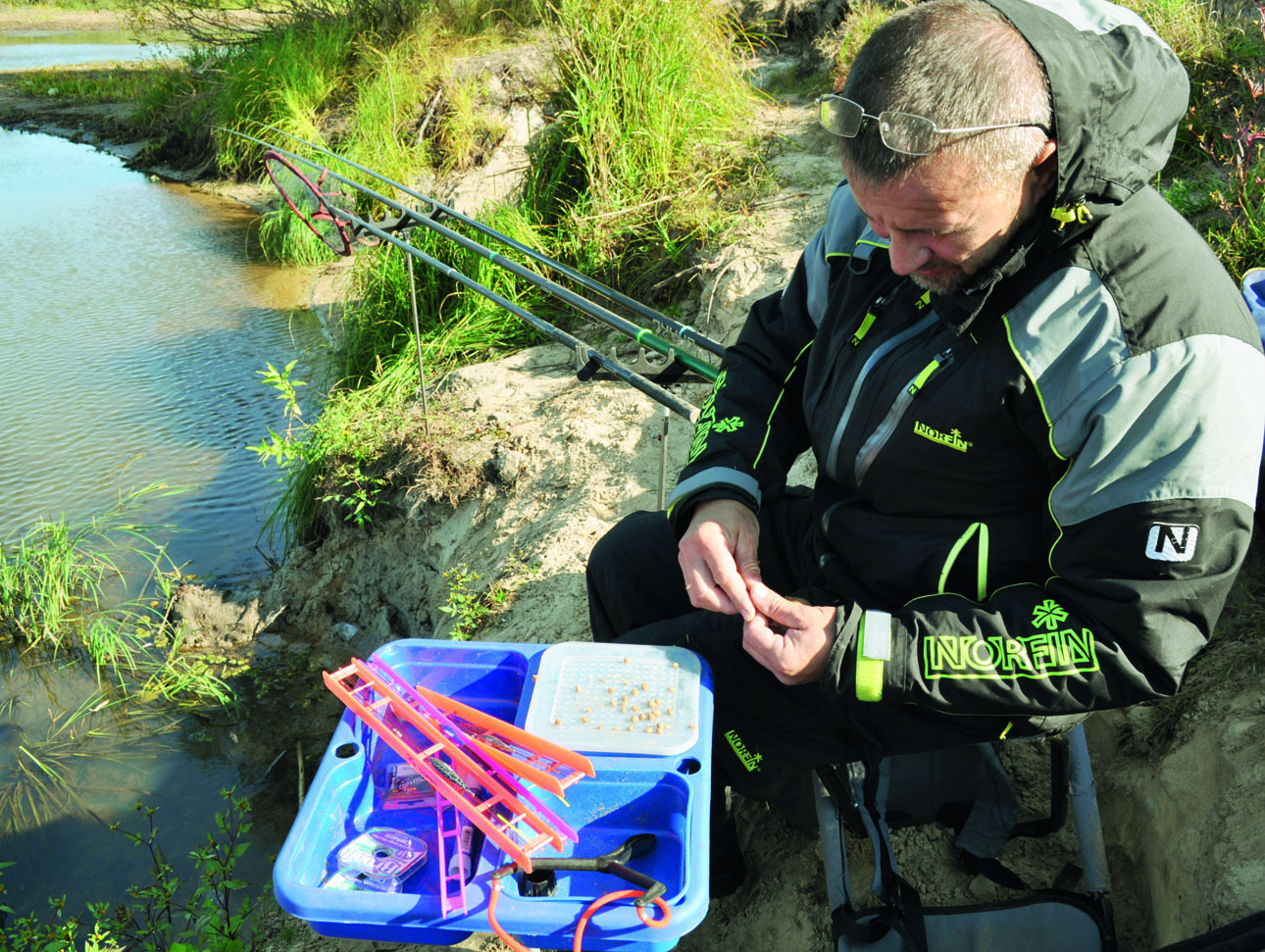 Изображение Из хлебного теста лепятся шарики для насадки и прикормки. Фото: Линника Николая. 