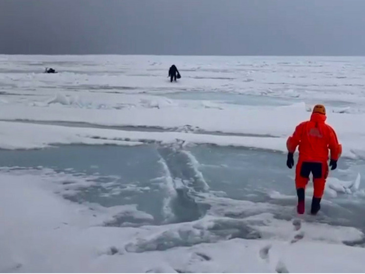 Изображение Застрявшего на льдине рыбака вызволили из опасного плена