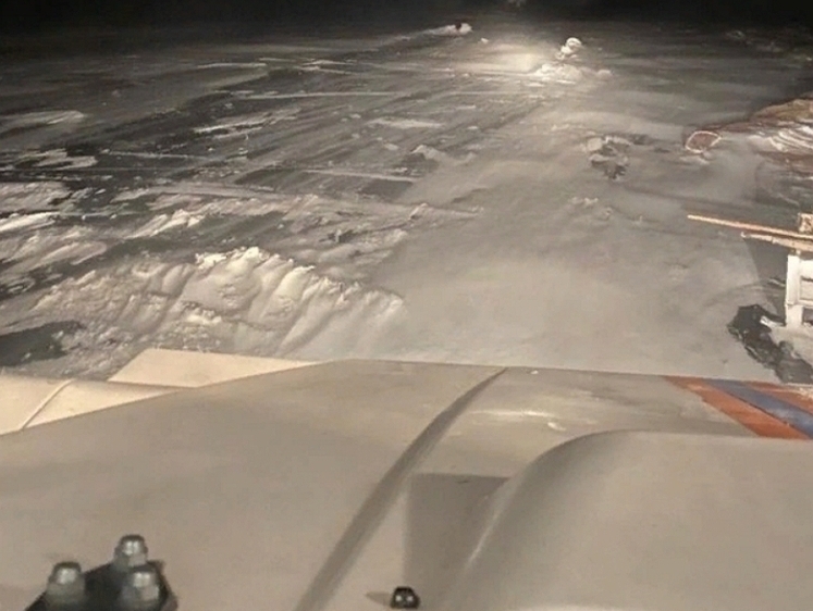 Изображение В заливе Провал провалилась «Тойота» с тремя рыбаками (видео)