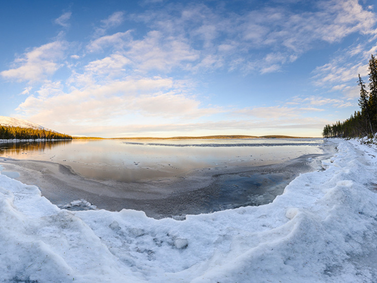 Изображение В Угличе строители вытащили из ледяной воды двух утопающих рыбаков