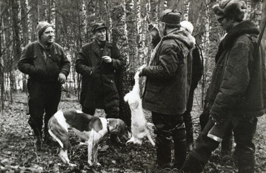 Изображение Алексей Ливеровский (второй слева) в компании гончатников 