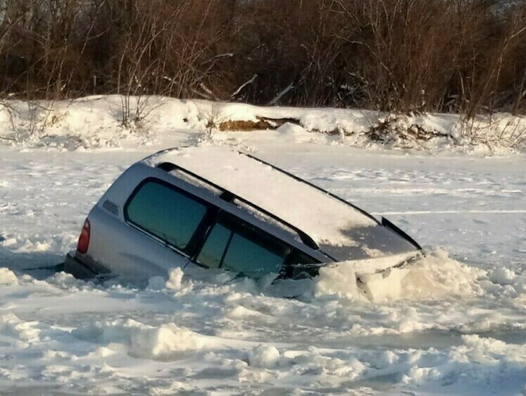 Изображение На Волге ежедневно авто уходят под лед