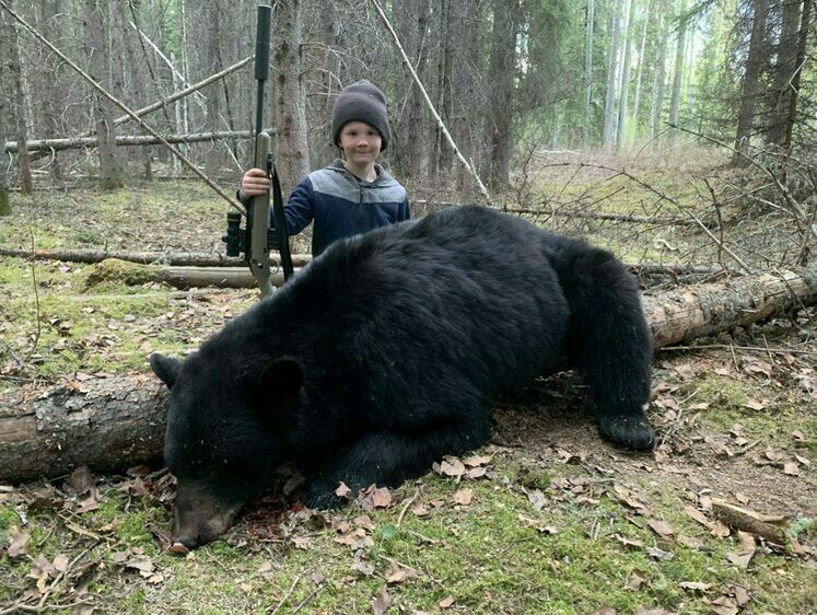 Семилетний мальчик добыл на Аляске своего первого медведя (фото)