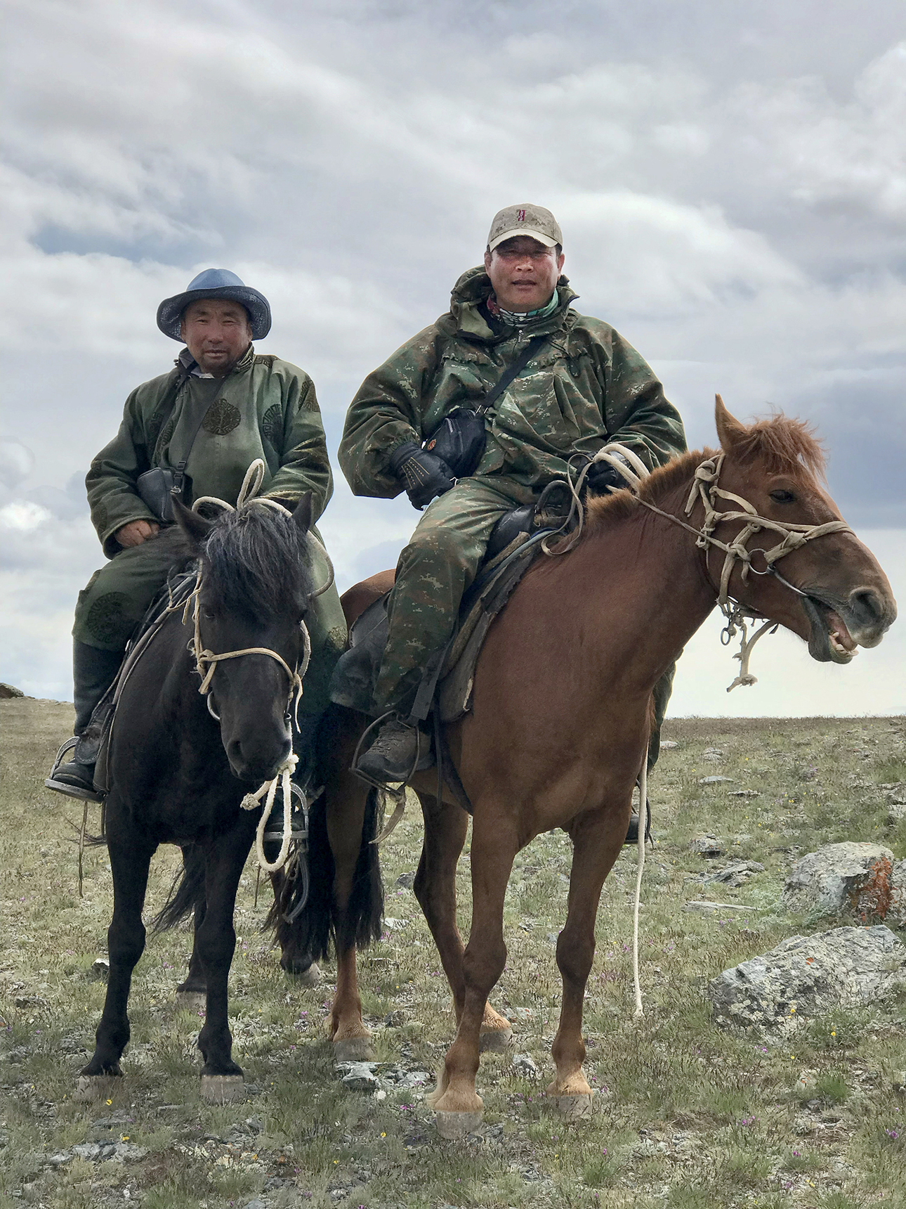 Изображение Главный гид (справа) в лагере с одним из своих разведчиков. Фото: outdoorlife.com 