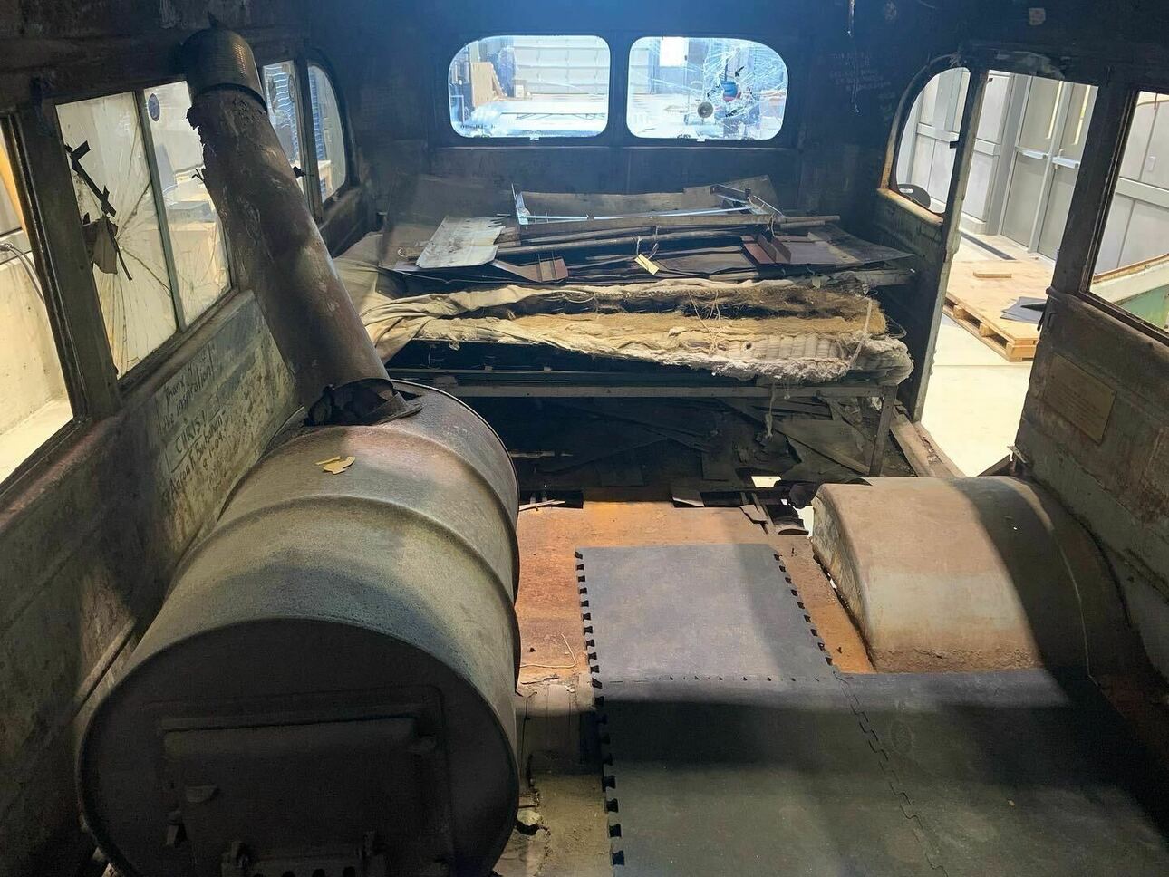 Изображение Старая бочкообразная печка в автобусе 142, которую дедушка автора однажды взорвал, опрометчиво использовав бензин. Фото: outdoorlife.com