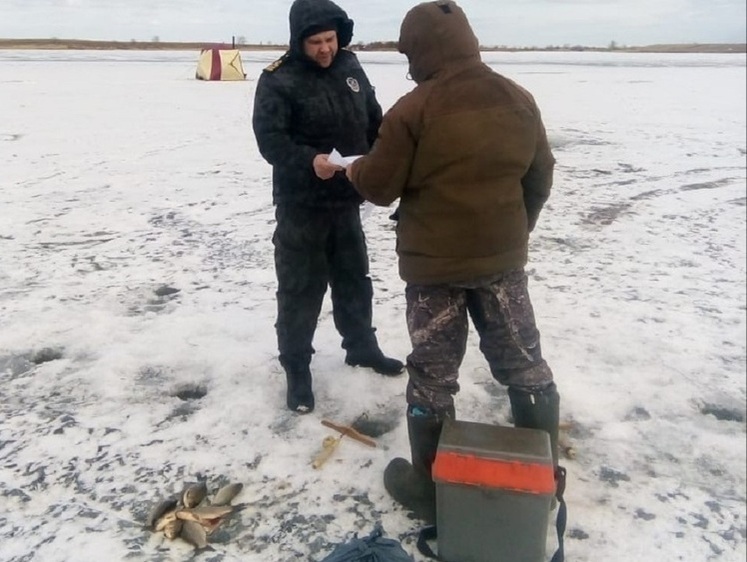 зимняя рыбалка на щуку. жерлица на щуку. зимняя рыбалка лунка. рыбалка на жерлицы зима 2023 год. жерлица на щуку.