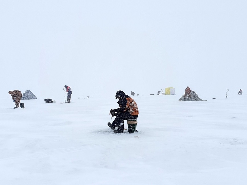Изображение Когда метель заметает старые лунки – приходится искать рыбу самому. Фото: Коломийца Алексея.
