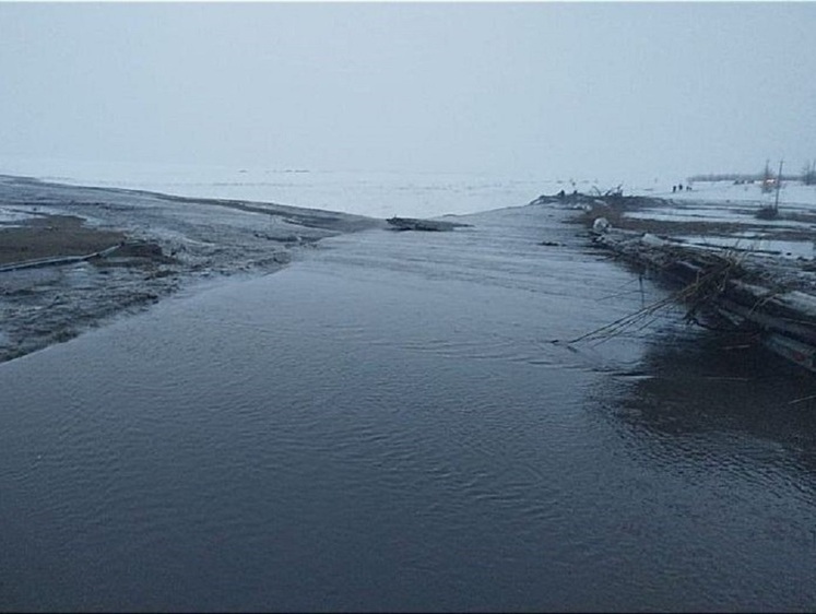 Изображение Зимний паводок с плотины затопил дорогу