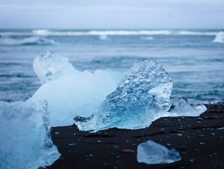 Изображение На Сахалине отколовшуюся льдину с рыбаком толкали судном к берегу