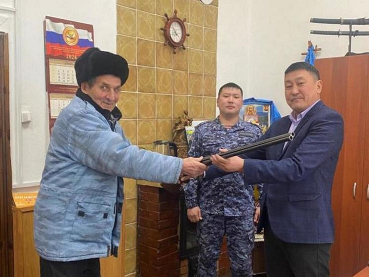 Изображение В Бурятии мужчина отдал в музей эксклюзивное ружье 1967 года выпуска