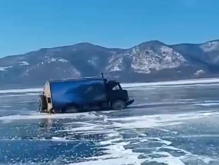 Изображение На Байкале под лед провалился грузовик  с рыбаком (видео)
