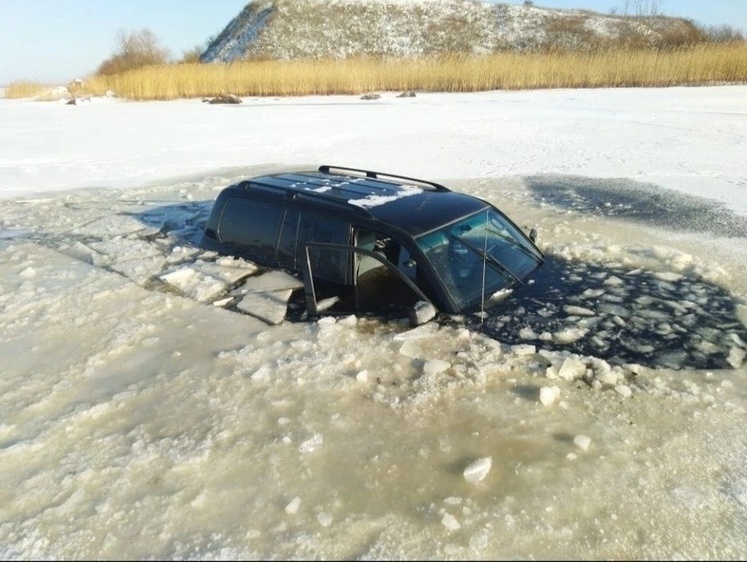 Изображение Когда запреты не работают. На Псковском озере рыбак утопил джип