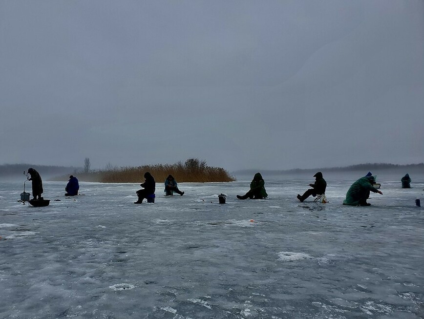 Изображение Хорошо, когда на незнакомом водоеме много рыбаков – всегда можно спросить и поучиться. Фото: Шеляга Геннадия.