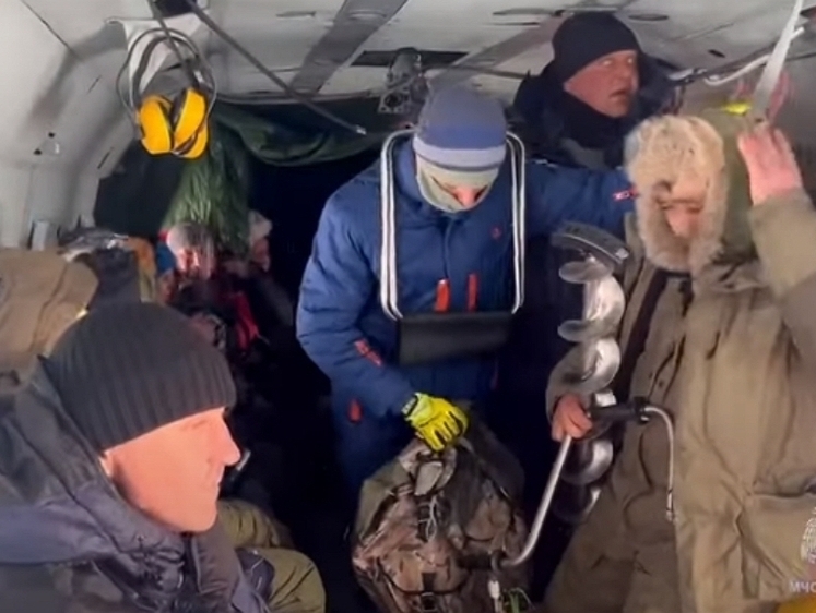 На Сахалине эвакуировали более 80 рыбаков с оторванной льдины
