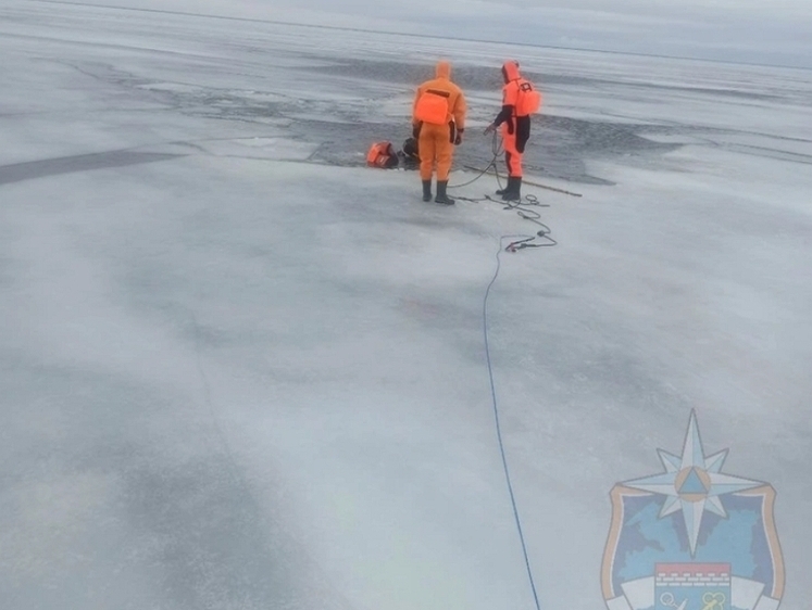 Изображение На Ладожском озере случилось сразу два ЧП с рыбаками на снегоходах