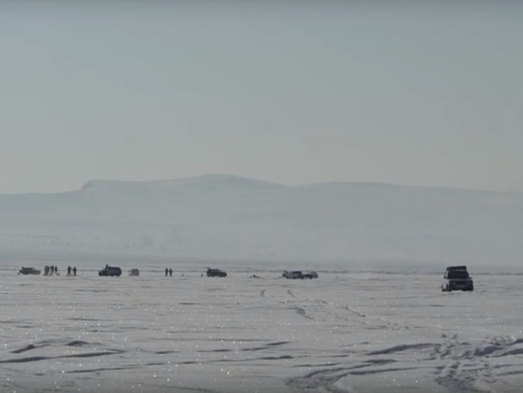 В Хакасии охотнадхор и волонтеры спасают от замора рыбу (видео)