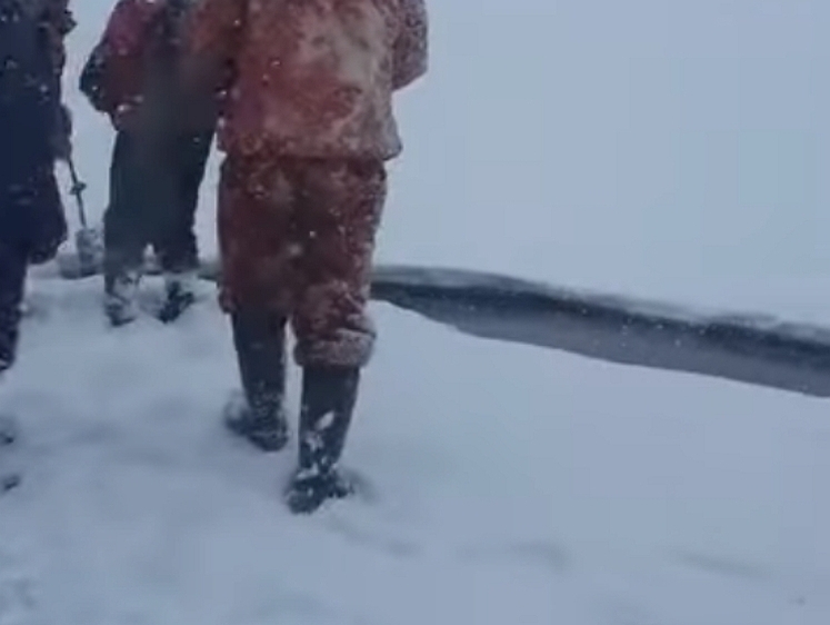 Изображение На Сахалине терпит бедствие группа унесенных на льдине рыбаков  