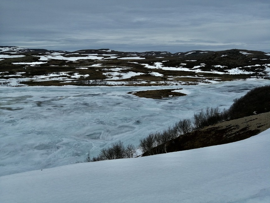 Изображение Нередко случае так, что снег на берегах уже почти сошел, а на озере лед еще вполне устойчивый. Фото: Шеляга Геннадия. 