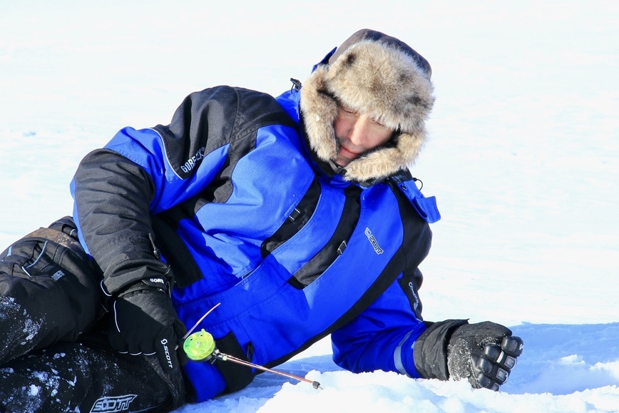 Изображение Современная экипировка для зимней рыбалки позволяет ловить даже вот так, лежа на снегу. Фото: Шеляга Геннадия. 