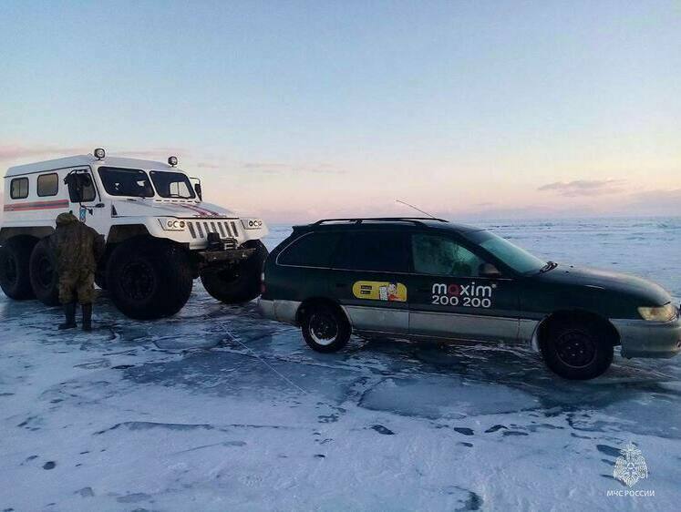 В Бурятии шесть рыбаков застряли на льду