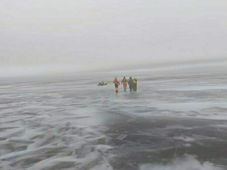 Изображение Дрейфующих на льдинах рыбаков спасли на Ладоге