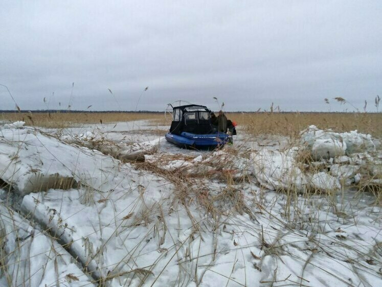 Рыбаки застряли во льдах Ладожского озера