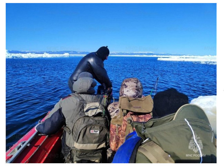 Изображение На Сахалине удалось снять с плывущей льдины троих рыбаков