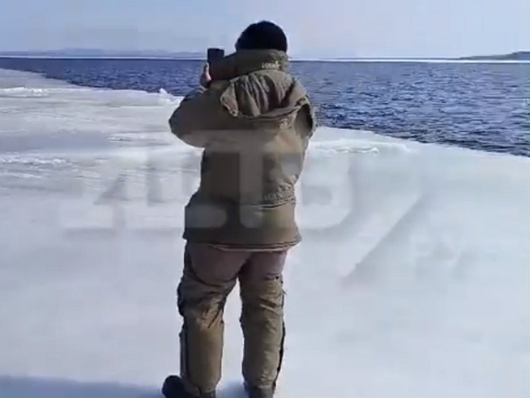 Изображение «Плывем на льдинке, в голове опилки» — на Сахалине опять спасают 