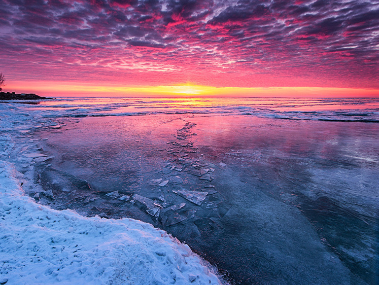 Изображение В Костромской области на глазах у рыбаков под лед упал дедушка 88 лет