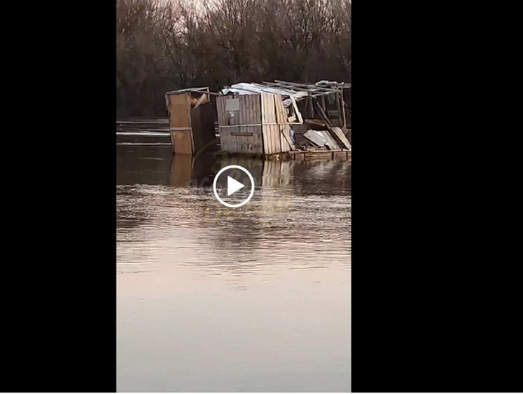 Изображение Федорино горе: под Владимиром сараи начали уплывать от своих хозяев