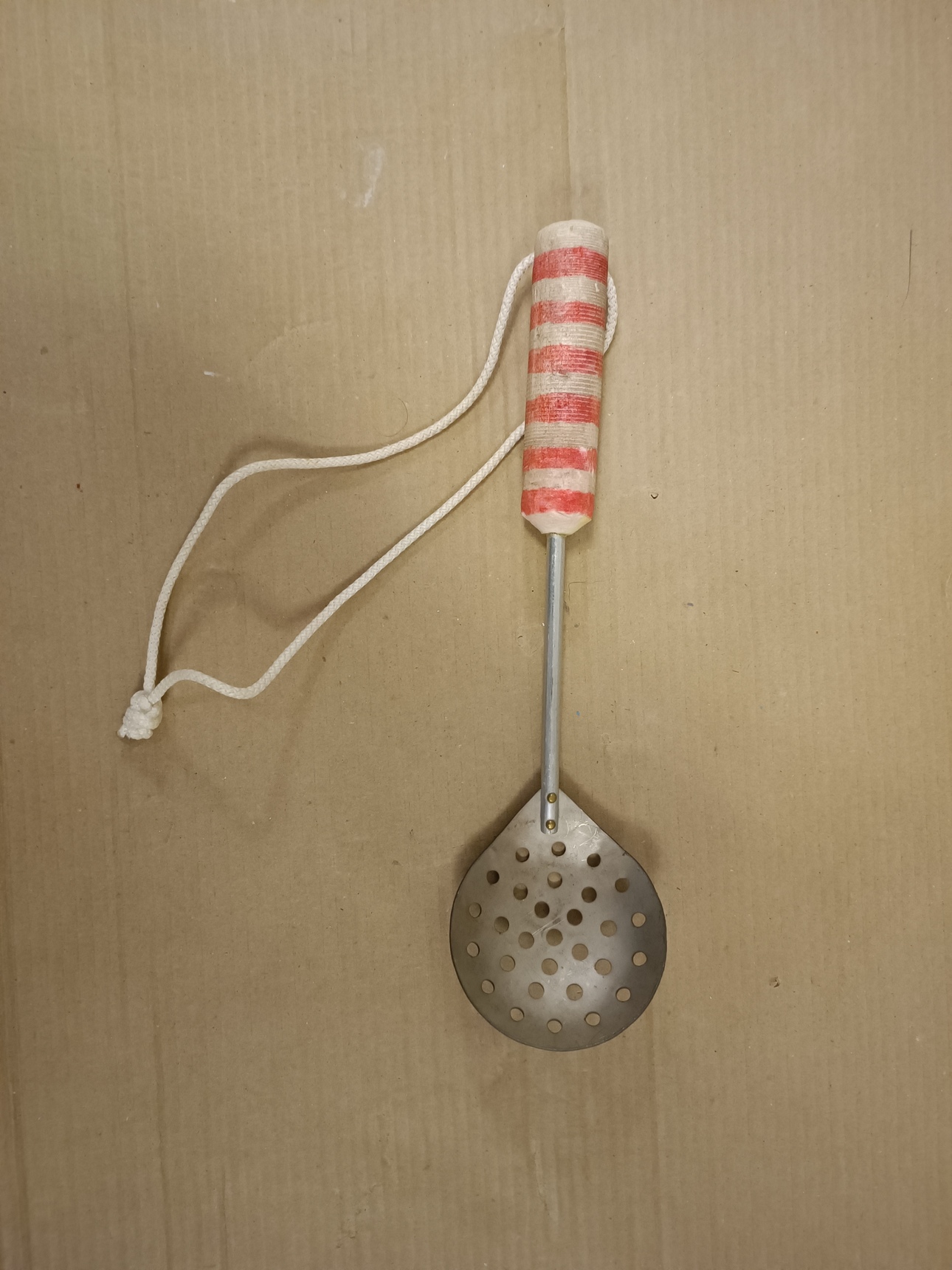 Изображение Черпак самоделка с пенопластовой ручкой. Фото: Трембицкого Алексея.