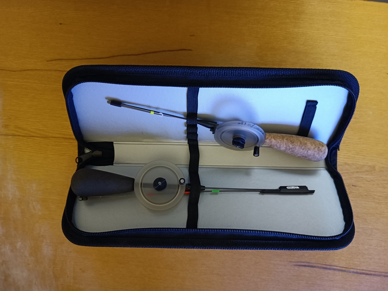 Изображение Пенал на молнии приспособлен под зимние удочки. Фото: Трембицкого Алексея.